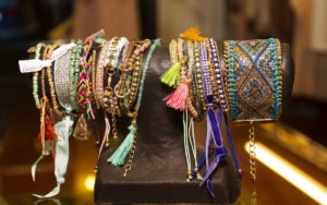 Pulseras en comercio de Ibiza
