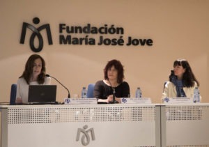 María Gorety Pazos González. Médico de Familia. Experta en Cuidados continuos y Paliativos. Servicio de Oncología Médica del Hospital de A Coruña • Adriana Ávila Álvarez, Profesora Investigadora de la UDC, Coordinadora del Proyecto “Los perros de terapia como facilitadores terapéuticos”
