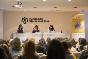 María Gorety Pazos González. Médico de Familia. Experta en Cuidados continuos y Paliativos. Servicio de Oncología Médica del Hospital de A Coruña • Adriana Ávila Álvarez, Profesora Investigadora de la UDC, Coordinadora del Proyecto “Los perros de terapia como facilitadores terapéuticos”