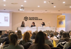 María Gorety Pazos González. Médico de Familia. Experta en Cuidados continuos y Paliativos. Servicio de Oncología Médica del Hospital de A Coruña • Adriana Ávila Álvarez, Profesora Investigadora de la UDC, Coordinadora del Proyecto “Los perros de terapia como facilitadores terapéuticos”