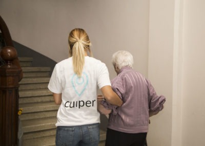 Cuidadora Ayudando a acceder a vivienda