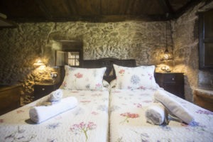 Cociña cabecero cama