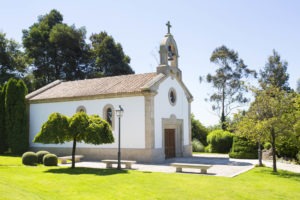 Jardines y Capilla en Hotel Los Abetos