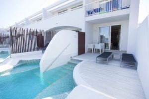 Swim-Up Family Studios