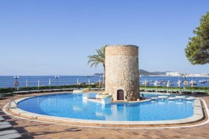 Piscina hotel Torre del Mar en Ibiza