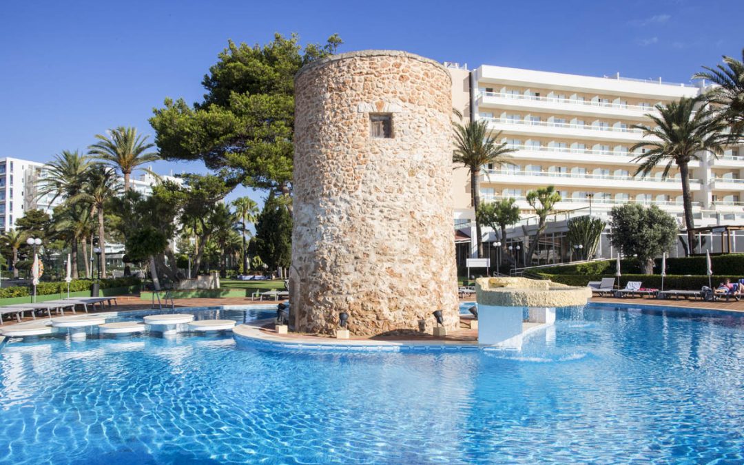 Piscina hotel Torre del Mar Ibiza