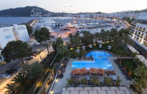 Vista Aérea piscina Hotel Aguas de Ibiza de Noche