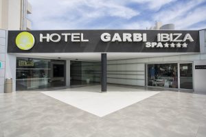 Detalle Entrada Hotel Garbi y spa Ibiza