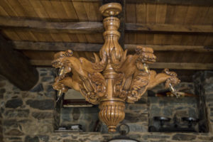 Lámpara tallada en madera